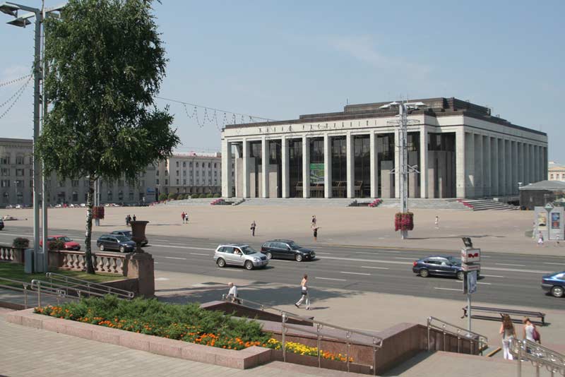 Дворец Республики на Октябрьской площади. Фото. Картинка